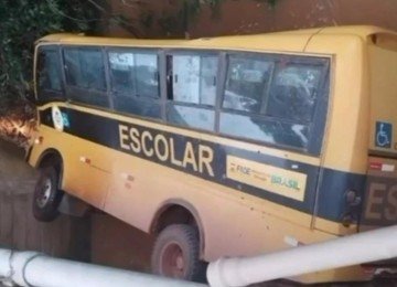 Ônibus escolar volta de ré, bate em ponte e cai em rio em Cipotânea -  (crédito: Reprodução/Redes sociais)