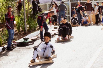 Crian&ccedil;as e adultos participam da atra&ccedil;&atilde;o de carrinho de rolim&atilde; no Parque do Pal&aacute;cio, parte da programa&ccedil;&atilde;o do Dia das Crian&ccedil;as -  (crédito: Jessica Metz)