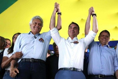 Em ato em Goiânia, Ronaldo Caiado declarou apoio a Flávio Bolsonaro no segundo turno -  (crédito: Sergio LIMA / AFP)
