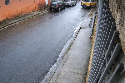 Van com 18 estudantes aquaplana, bate em poste e deixa feridos na capital mineira -  (crédito: Corpo de Bombeiros/Reprodução)