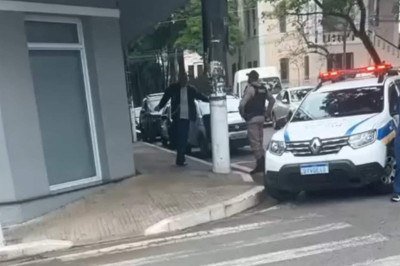 Os militares tentaram negociar com o homem, que insistiu em ficar no local a fim de falar com o gerente da agência -  (crédito: Redes sociais/Reprodução)