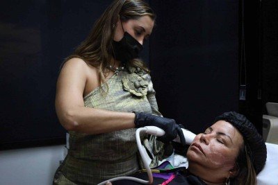 Márcia Ribeiro Mesquita em tratamento com Anne Correia: autocuidado é importante ao longo dos anos -  (crédito: Arquivo Pessoal)