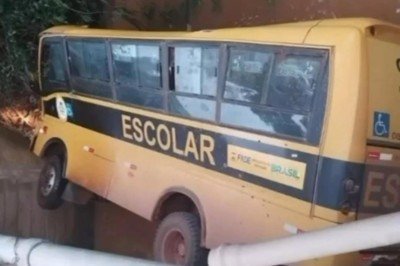 Ônibus escolar volta de ré, bate em ponte e cai em rio em Cipotânea -  (crédito: Reprodução/Redes sociais)