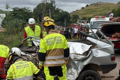 Acidente entre carro e carreta com vítima na BR-116; -  (crédito: Corpo de Bombeiros )