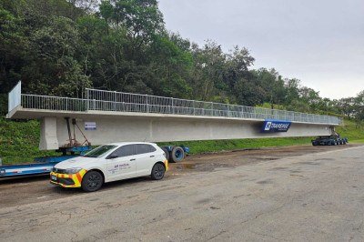 Passarela que caiu em agosto na Fern&atilde;o Dias, em Vargem (SP), ap&oacute;s ser atingida por um caminh&atilde;o ser&aacute; i&ccedil;ada novamente -  (crédito: Reprodu&ccedil;&atilde;o/ Motiva Minas SP)