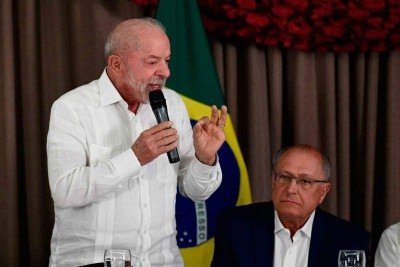 Flávio Bolsonaro e o presidente Lula representam diferentes projetos para o país no mundo -  (crédito: Daniel Ramalho/AFP e Gladyston Rodrigues/EM/D.A Press)