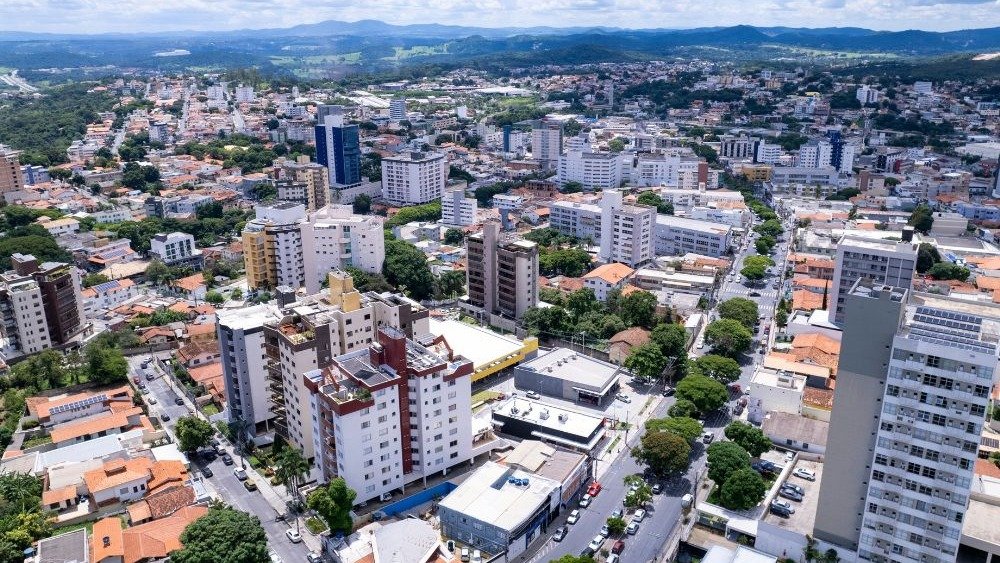 Vista a&eacute;rea da cidade de Betim, em Minas Gerais, cen&aacute;rio da disputa judicial sobre a reintegra&ccedil;&atilde;o de posse de um im&oacute;vel -  (crédito: Adobe Stock / Imagem Ilustrativa))