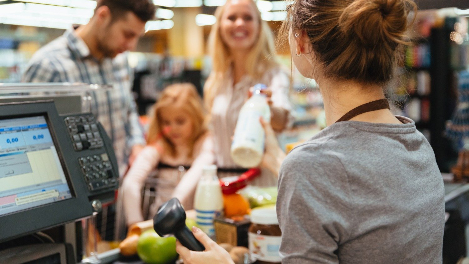 A busca por intera&ccedil;&otilde;es humanas em caixas de supermercado proporciona bem-estar, conforme a teoria dos 'v&iacute;nculos fracos' -  (crédito: Freepik)