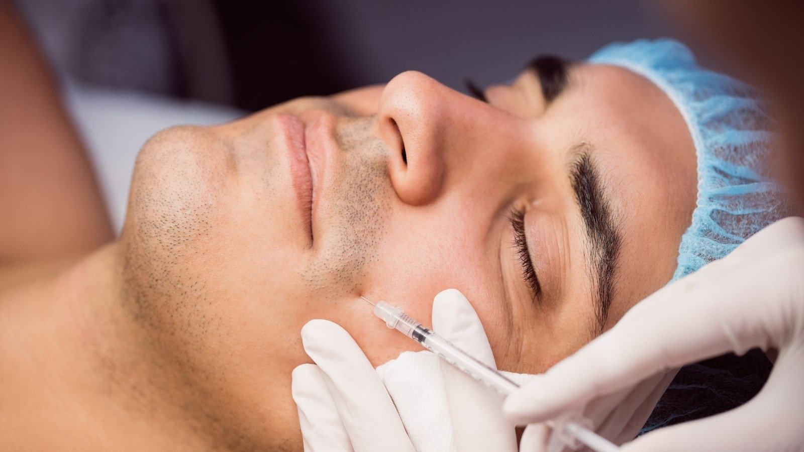 A harmoniza&ccedil;&atilde;o facial masculina, com uso de preenchedores como o &aacute;cido hialur&ocirc;nico, &eacute; uma das tend&ecirc;ncias em procedimentos est&eacute;ticos -  (crédito: Freepik)