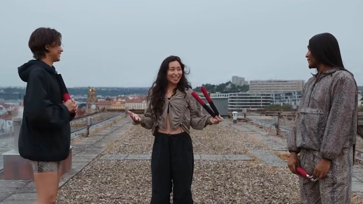 A atriz Zendaya e o estilista Law Roach em uma cena do v&iacute;deo em que aprendem a manusear nunchakus -  (crédito: Reprodu&ccedil;&atilde;o)