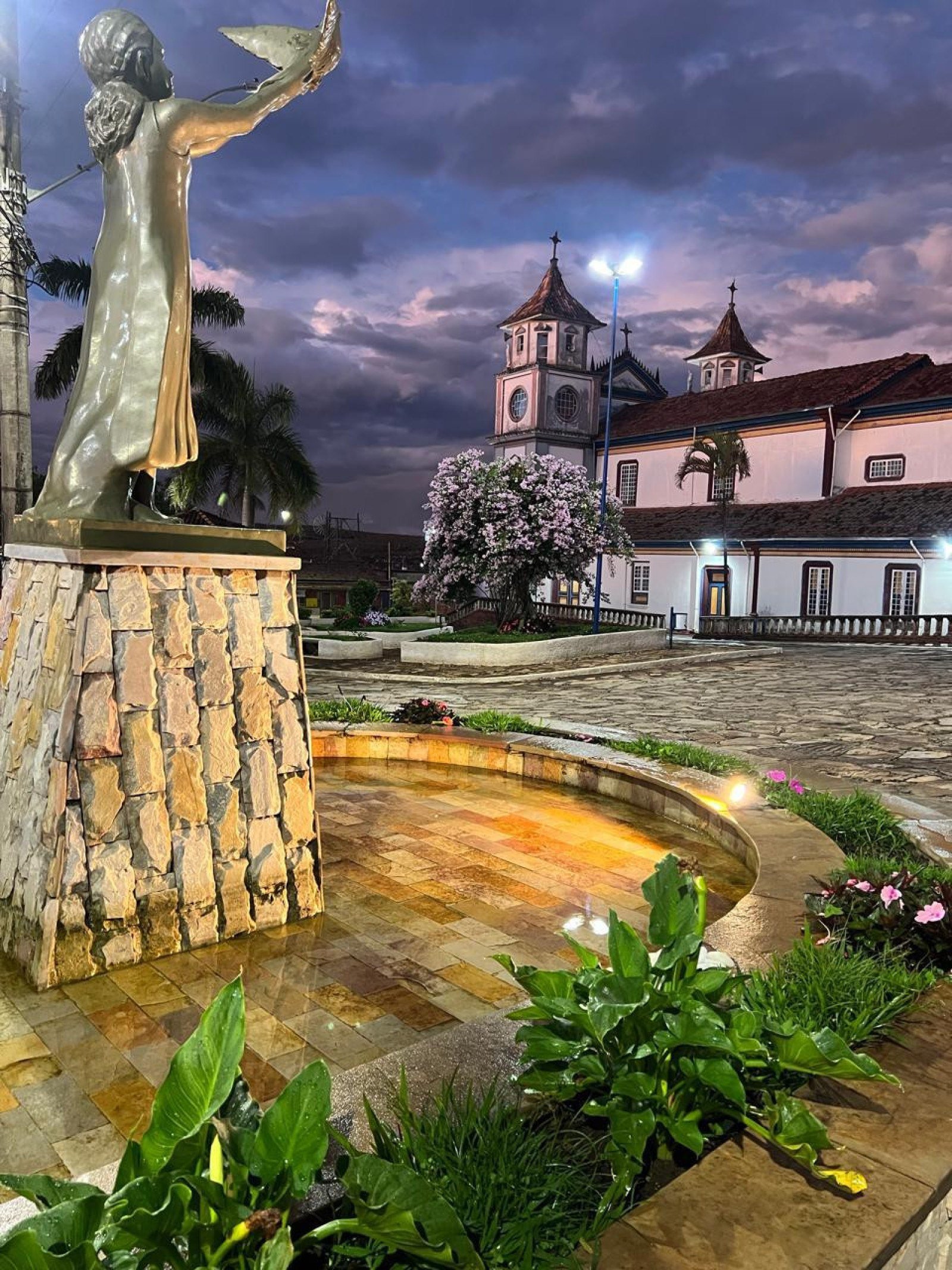 Monumento aos 180 anos da Festa do Divino com a representa&ccedil;&atilde;o da imagem da morada escravizada que recebia a gra&ccedil;a da pomba do Esp&iacute;rito Santo 