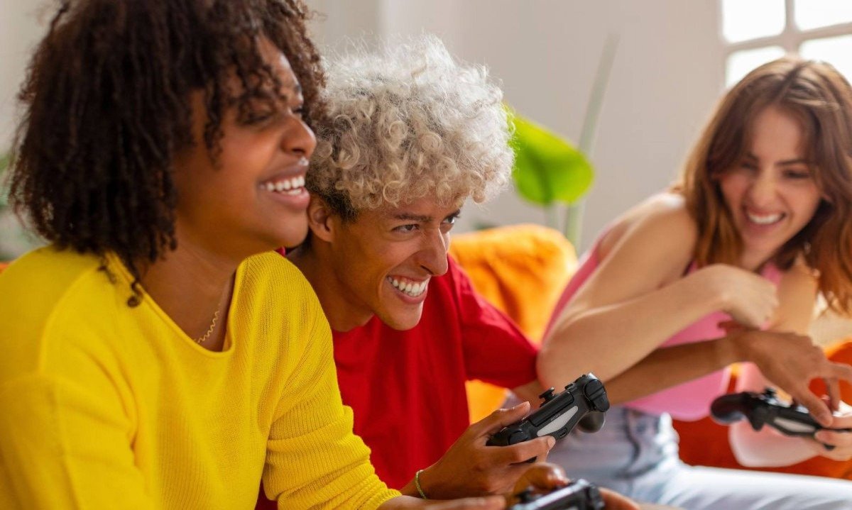 Jogos digitais conectam pessoas de diferentes perfis, mas a experiência de jogar varia conforme o acesso à tecnologia e os hábitos de cada comunidade - (crédito: Magnific )
