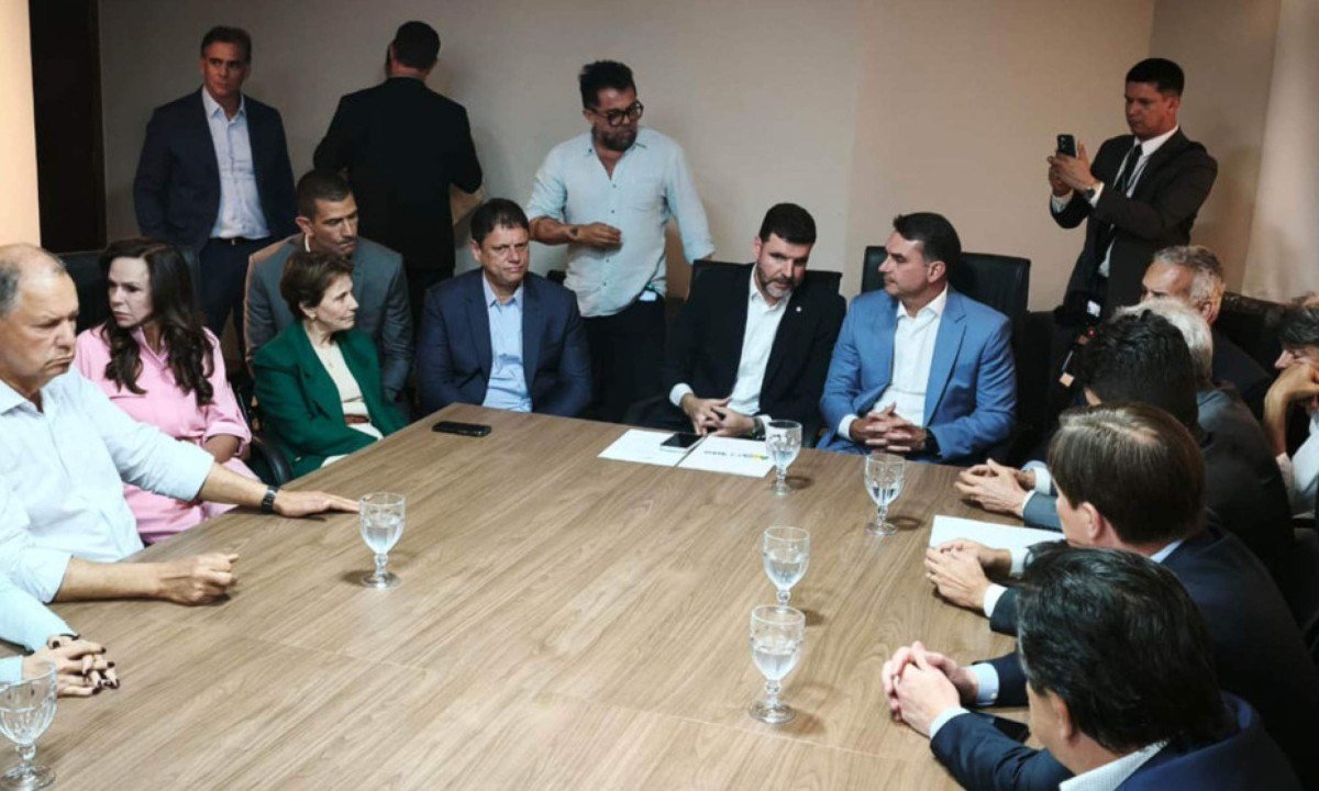 O que Flávio Bolsonaro disse em reunião com a bancada ruralista - (crédito: Foto: Divulgação/FPA)