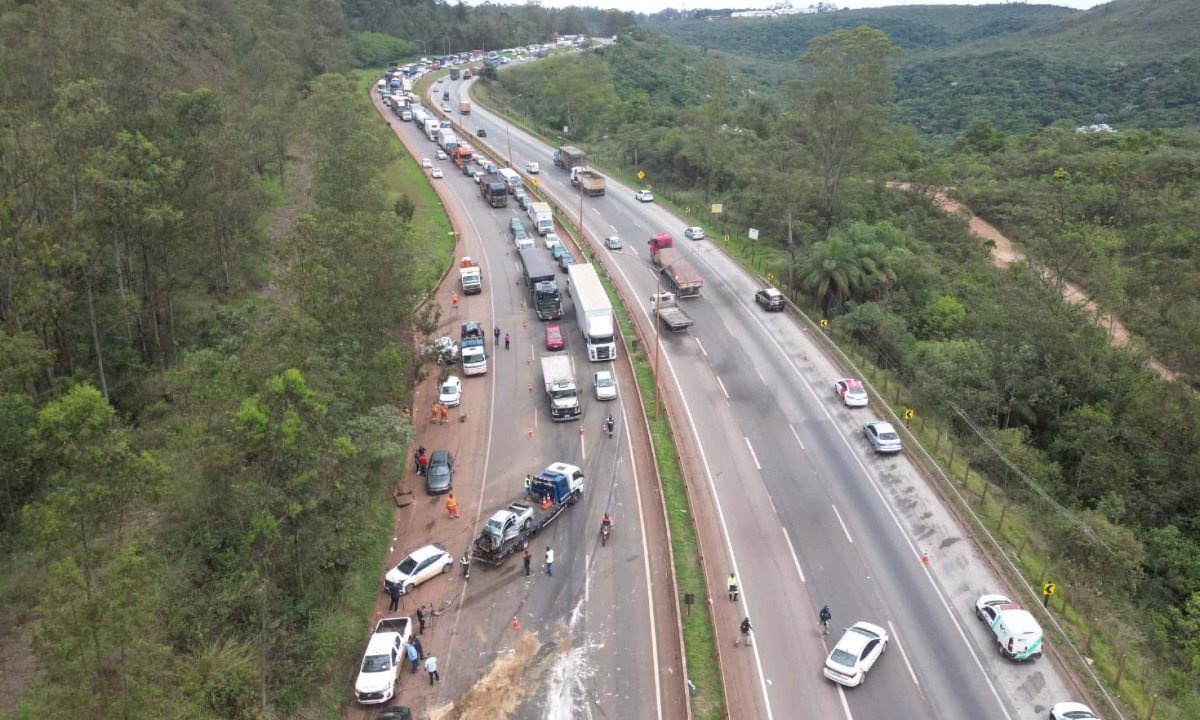 O grave acidente envolveu pelo menos seis caminhões e 22 carros, na pista sentido Belo Horizonte - (crédito: Leandro Couri/EM/D.A. Press)