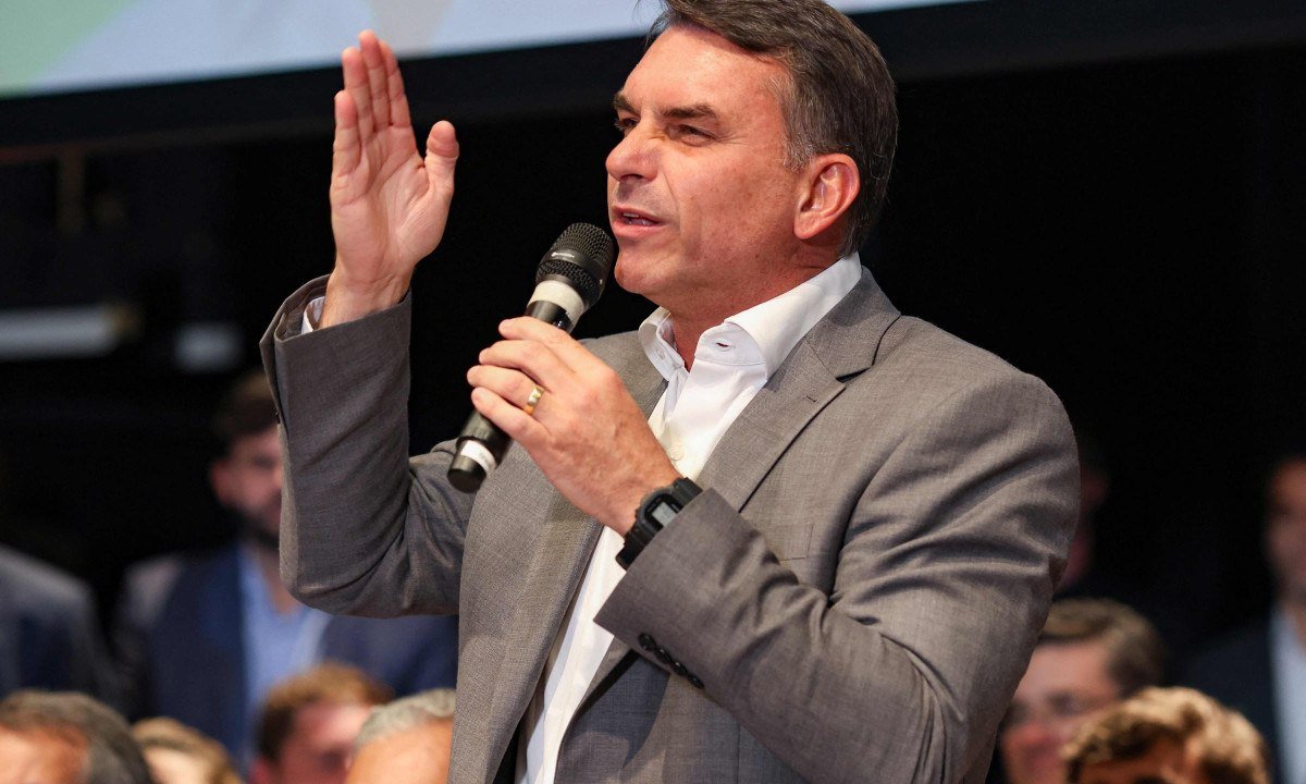 Flávio Bolsonaro em evento do PL nesta quarta-feira (7/10) - (crédito: Sergio Lima / AFP)
