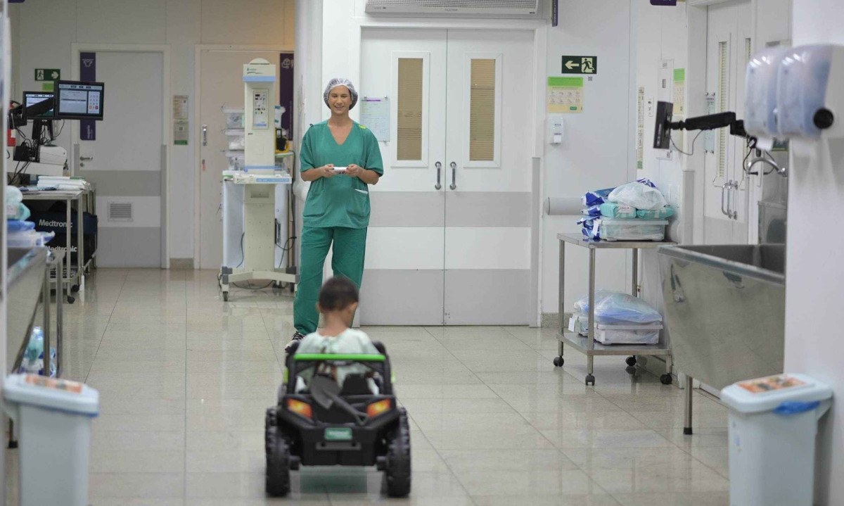 Para o pequeno Luka, o carrinho, guiado por Luciana Simões por meio de radiocontrole, ajudou a descontrair antes da entrada no bloco cirúrgico Copyright - (crédito: Leandro Couri/EM/D.A.Press)