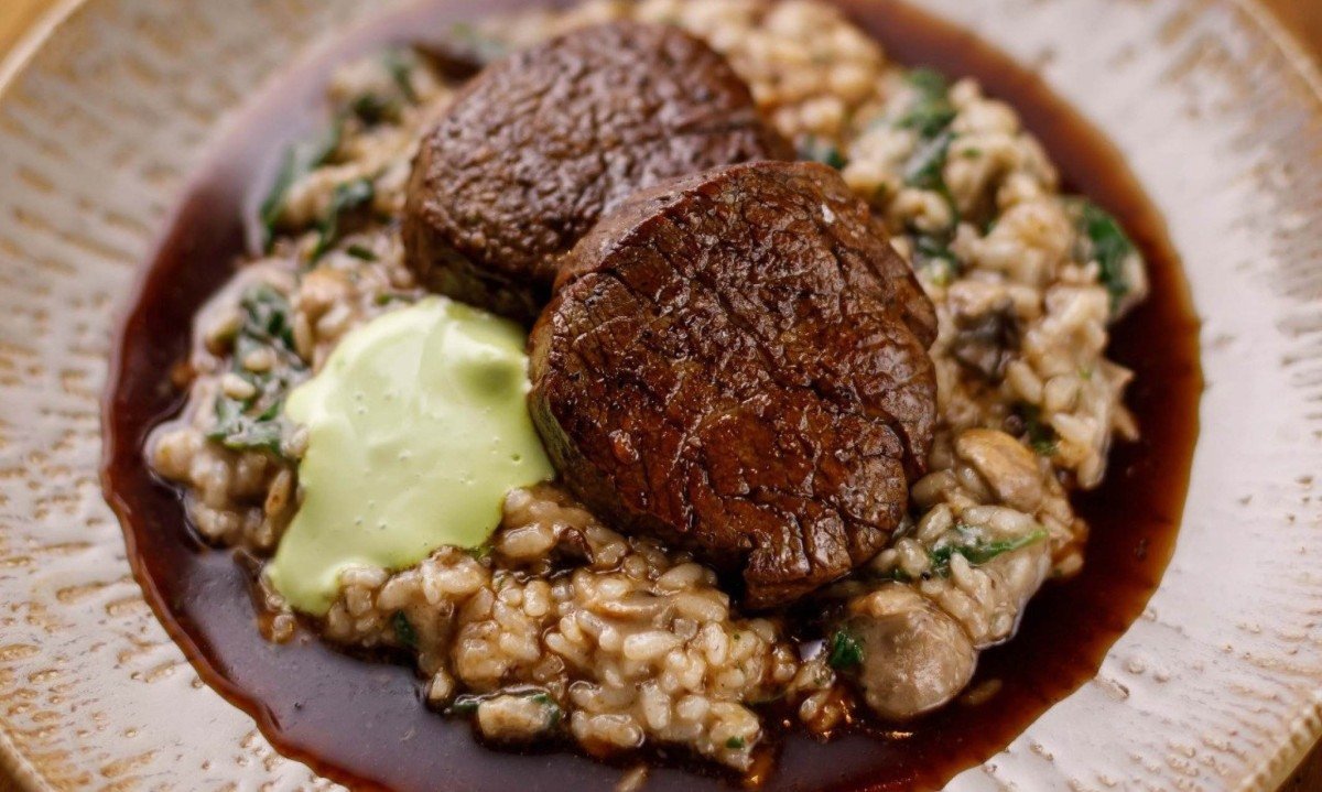 Quem n&atilde;o quer se aventurar pela gastronomia local est&aacute; bem-servido com medalh&atilde;o de fil&eacute; e risoto de cogumelos com espinafre 