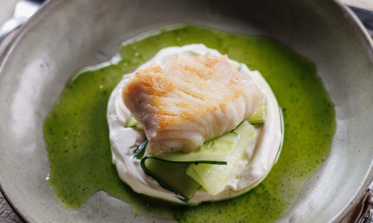Criado por Rafa Gomes, o primeiro prato principal combinava robalo grelhado, molho grego tzatziki e pepinos marinados 