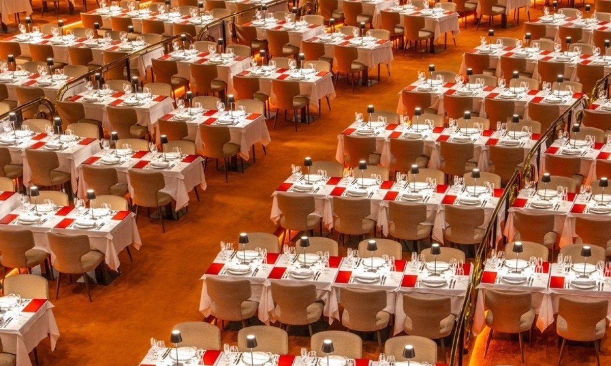O salão do Roxy tem capacidade para receber quase 700 pessoas para jantar ao mesmo tempo O salão do Roxy tem capacidade para receber quase 700 pessoas para jantar ao mesmo tempo