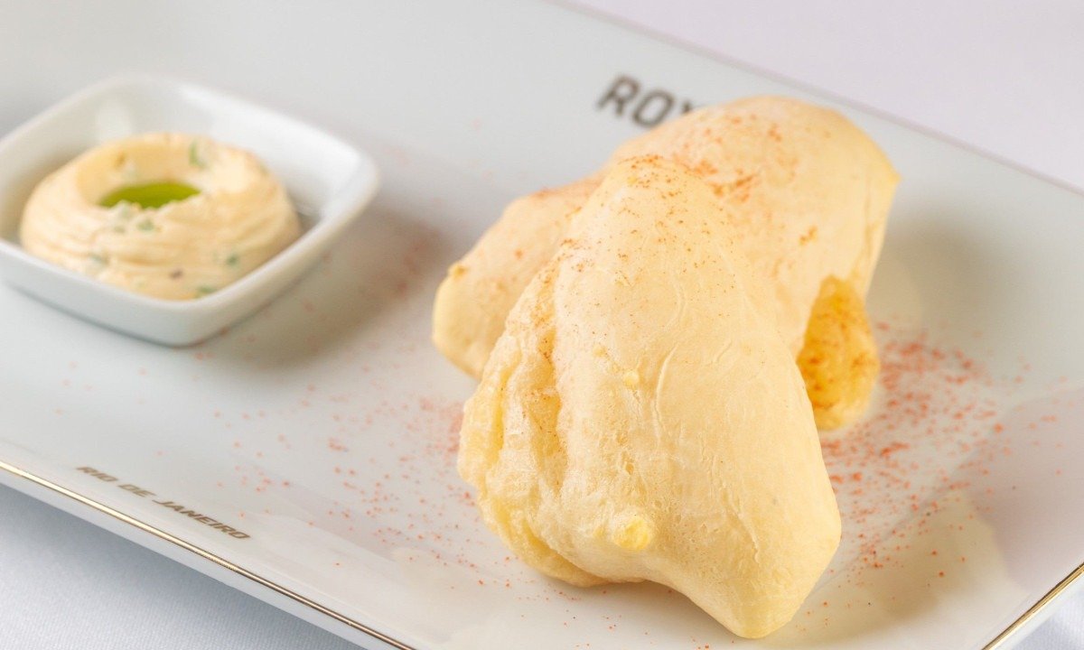 Quem escolhe o pacote com jantar em cinco tempos é recebido com pão de queijo e manteiga da casa Quem escolhe o pacote com jantar em cinco tempos é recebido com pão de queijo e manteiga da casa
