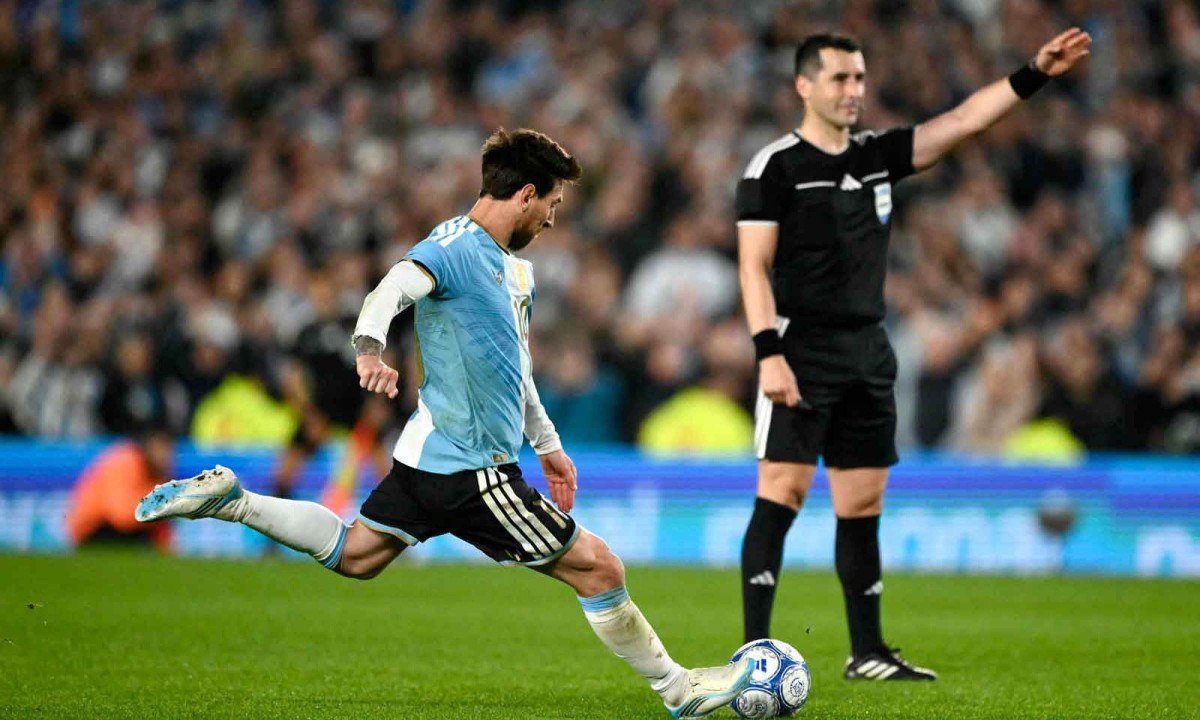 Messi marca seu último gol com a camisa da seleção argentina, em cobrança de pênalti, contra o Benin, no Monumental de Núñez -  (crédito: Luis ROBAYO/AFP)