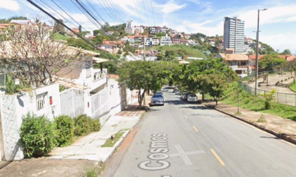 Os assaltantes também levaram dois carros pertencentes à família - (crédito: Reprodução/Google Street View)