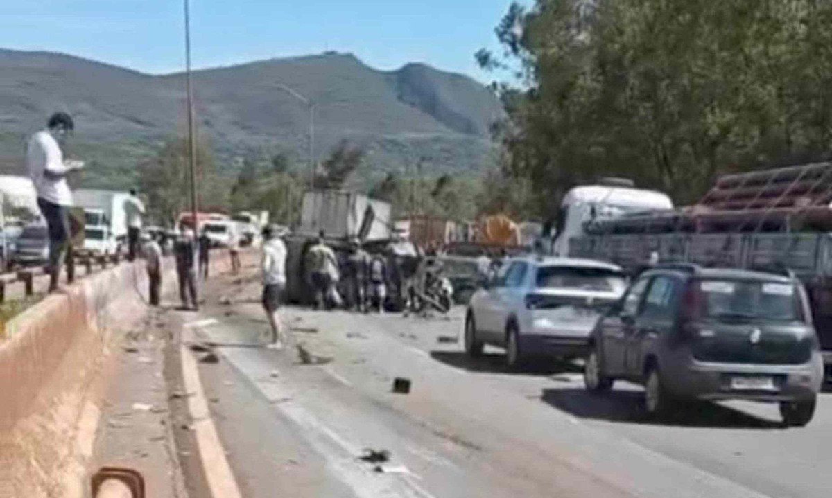 Grave acidente na BR-040 na altura de Nova Lima na manhã desta quarta-feira (07/10); - (crédito: Redes Socias)