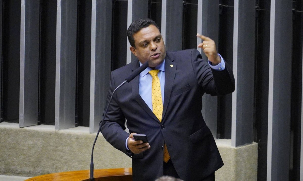 Deputado e pastor evangélico afirmou que centrão quer eleger Flávio, pois o senador "faz parte do esquema" - (crédito: Pablo Valadares/Câmara dos Deputados)