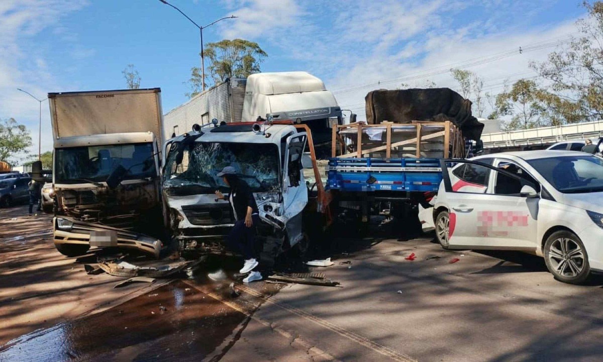 Acidente envolve 5 caminhões e 20 carros na BR-040; - (crédito: Corpo de Bombeiros/Divulgação)