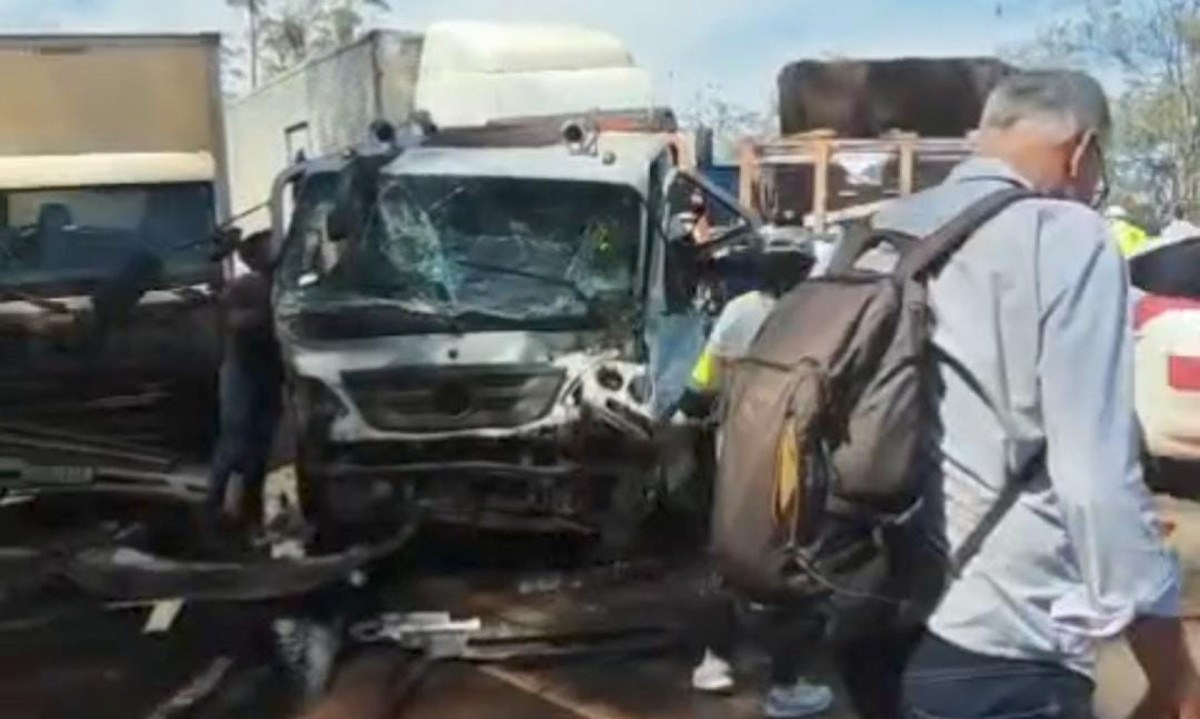 Acidente com 6 caminhões e 6 carros tem 8 acidentados; - (crédito: Corpo de Bombeiros/Divulgação)