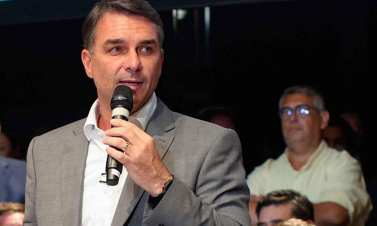 A chegada de novos aliados amplia a força eleitoral de Flávio, ao mesmo tempo que aumenta a conta política de uma eventual vitória -  (crédito: Sergio Lima/AFP)