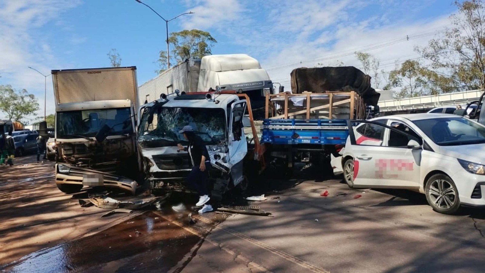 Engavetamento com ve&iacute;culos pesados e carros de passeio na BR-040, em Nova Lima, causa interdi&ccedil;&atilde;o e congestionamento -  (crédito: Divulga&ccedil;&atilde;o/Corpo de Bombeiros)