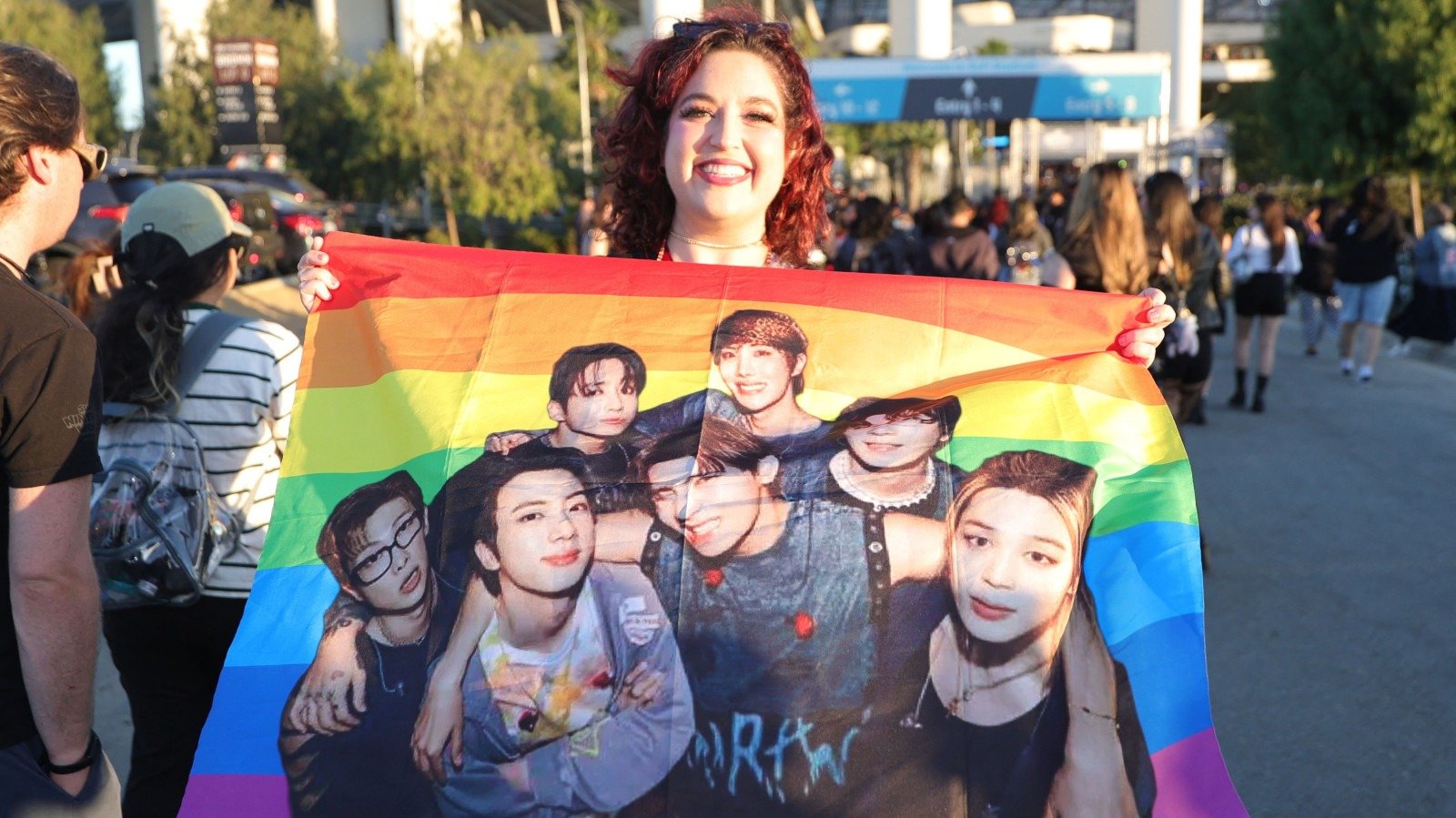 F&atilde; exibe paix&atilde;o por &iacute;dolos do K-pop, exemplificando o engajamento que move as comunidades da cultura pop -  (crédito: Frazer Harrison / GETTY IMAGES NORTH AMERICA / Getty Images via AFP)