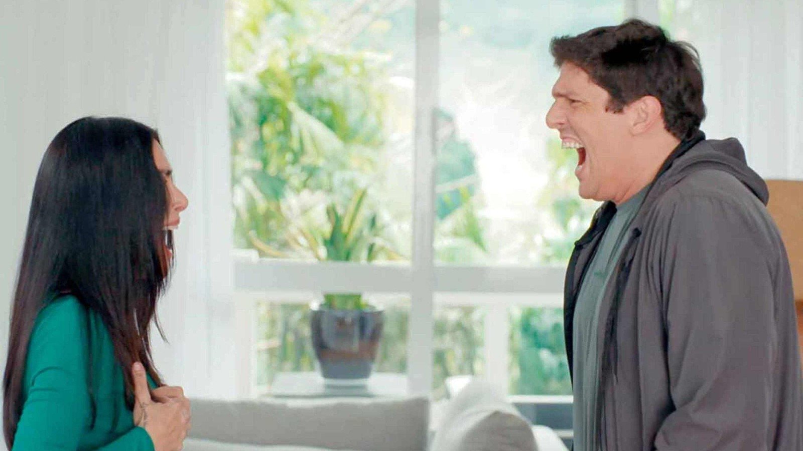 Atores Cleo Pires e Rafael Infante est&atilde;o de lado, gritando um com o outro, em cena do filme Se eu fosse voc&ecirc; 3 