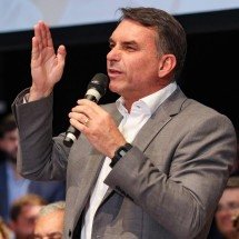 Flávio sobre Bolsonaro: 'Vai subir a rampa e colocar a faixa no filho dele' - Sergio Lima / AFP