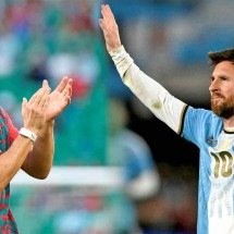 Ocasos distintos de dois gênios do futebol - PATRICIA DE MELO MOREIRA/AFP e LUIS ROBAYO/AFP
