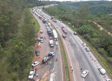 O grave acidente envolveu pelo menos seis caminhões e 22 carros, na pista sentido Belo Horizonte -  (crédito: Leandro Couri/EM/D.A. Press)
