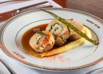 O frango caipira com taioba, creme de queijo da Serra da Canastra, quiabo grelhado e purê de batatas é um dos pratos que representa Minas Gerais -  (crédito: Tomás Rangel/Divulgação)