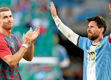 Enquanto Cristiano Ronaldo se envolveu em polêmicas na Seleção Portuguesa, Messi foi aplaudido na despedida da equipe argentina -  (crédito: PATRICIA DE MELO MOREIRA/AFP e LUIS ROBAYO/AFP)
