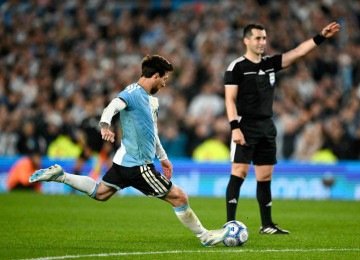 Messi marca seu último gol com a camisa da seleção argentina, em cobrança de pênalti, contra o Benin, no Monumental de Núñez -  (crédito: Luis ROBAYO/AFP)