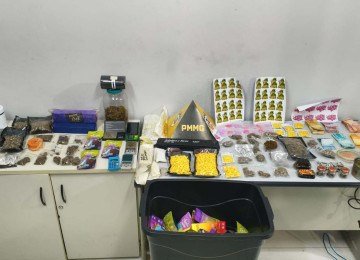 Motoboy com maconha leva PM a imóvel com 1,2 mil comprimidos de ecstasy em MG -  (crédito: PMMG/Reprodução)