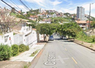 Os assaltantes também levaram dois carros pertencentes à família -  (crédito: Reprodução/Google Street View)