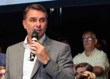 A chegada de novos aliados amplia a força eleitoral de Flávio, ao mesmo tempo que aumenta a conta política de uma eventual vitória -  (crédito: Sergio Lima/AFP)