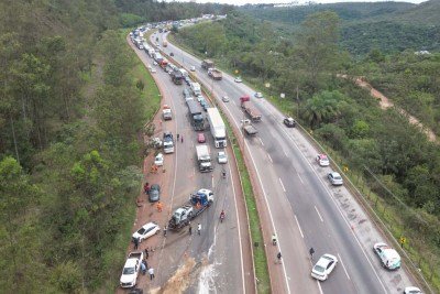 O grave acidente envolveu pelo menos seis caminhões e 22 carros, na pista sentido Belo Horizonte -  (crédito: Leandro Couri/EM/D.A. Press)