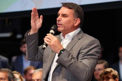 Flávio Bolsonaro em evento do PL nesta quarta-feira (7/10) -  (crédito: Sergio Lima / AFP)