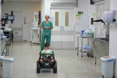 Para o pequeno Luka, o carrinho, guiado por Luciana Sim&otilde;es por meio de radiocontrole, ajudou a descontrair antes da entrada no bloco cir&uacute;rgico      Copyright  -  (crédito: Leandro Couri/EM/D.A.Press)
