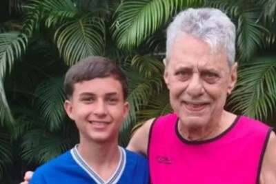 O menino João Miguel ao lado do companheiro de futebol, Chico Buarque  -  (crédito: Reprodução | TikTok)