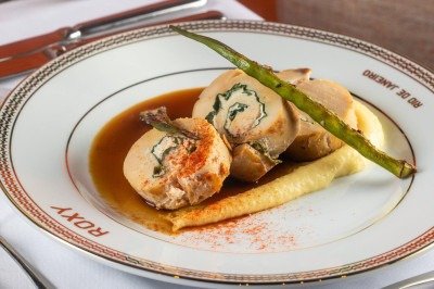 O frango caipira com taioba, creme de queijo da Serra da Canastra, quiabo grelhado e purê de batatas é um dos pratos que representa Minas Gerais -  (crédito: Tomás Rangel/Divulgação)