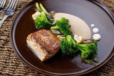 Várias frutas aparecem nos pratos, como a banana em forma de purê com leite de coco, que acompanha o peixe branco
 -  (crédito: Rui Nagae/Divulgação )