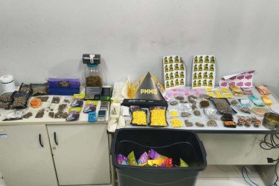 Motoboy com maconha leva PM a imóvel com 1,2 mil comprimidos de ecstasy em MG -  (crédito: PMMG/Reprodução)